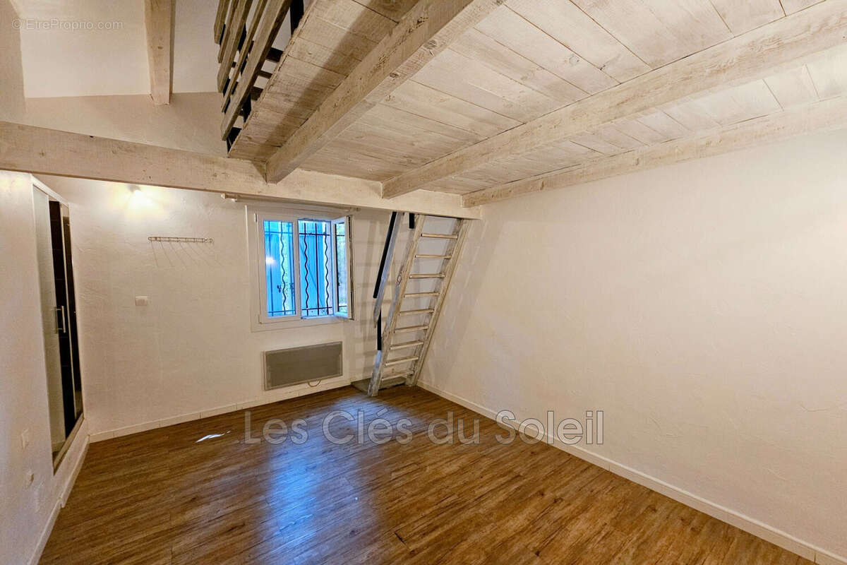 Maison à VINS-SUR-CARAMY