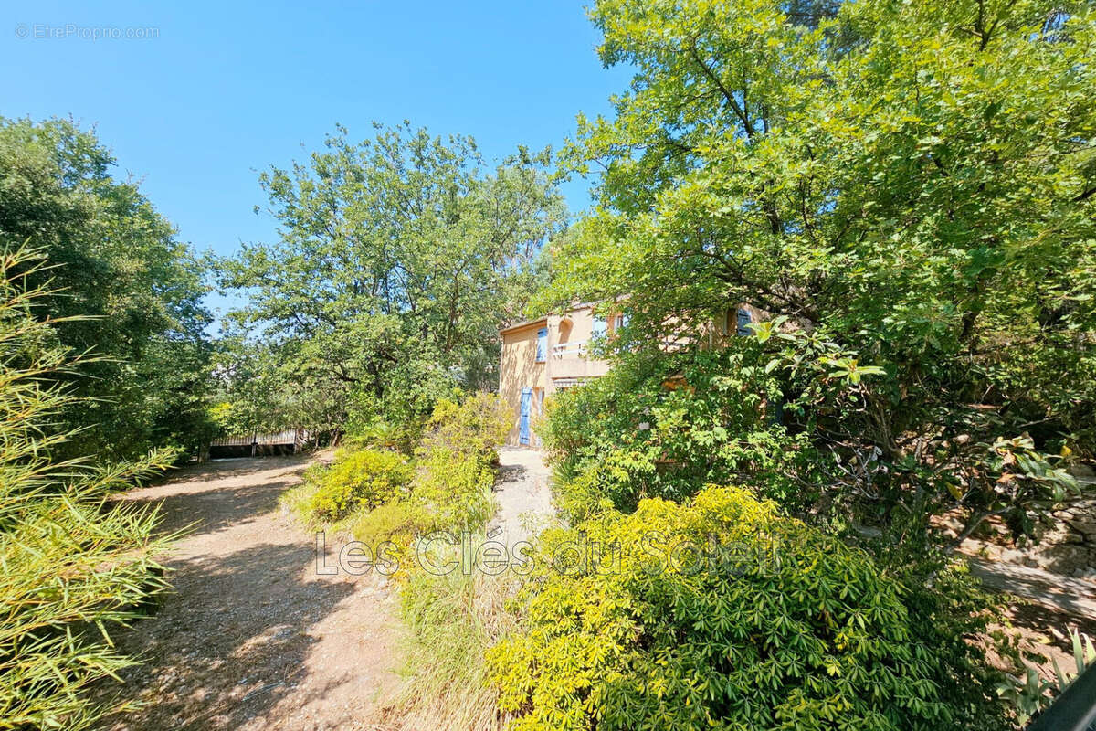 Maison à VINS-SUR-CARAMY