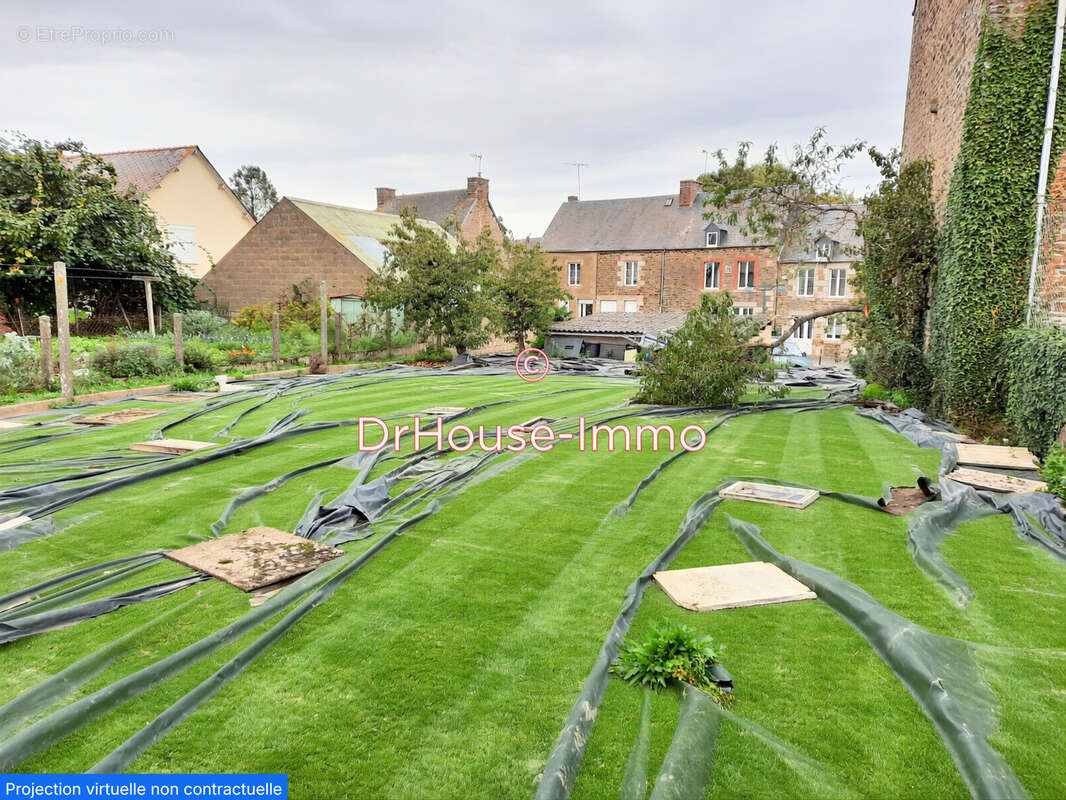 Terrain à LA CROIX-AVRANCHIN