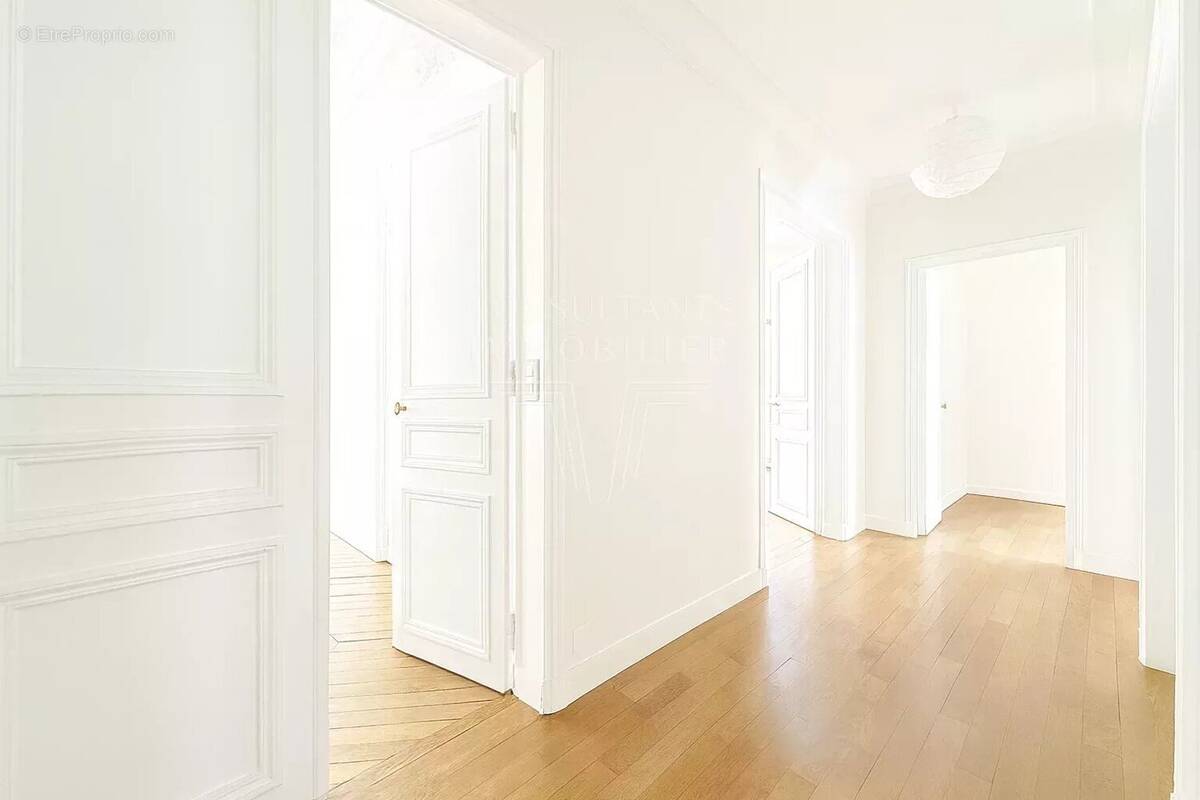 Appartement à PARIS-16E