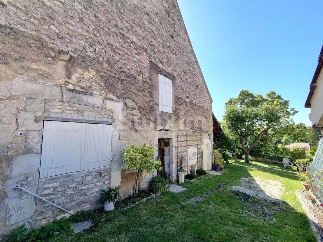 Maison à MAILLY-LA-VILLE