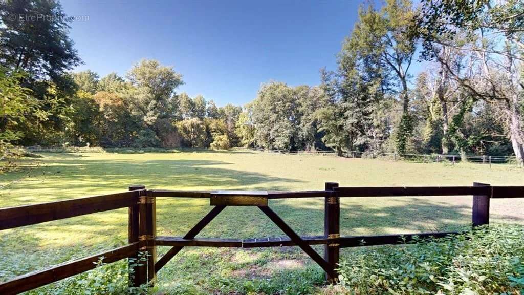 Maison à SAINT-MAURICE-MONTCOURONNE
