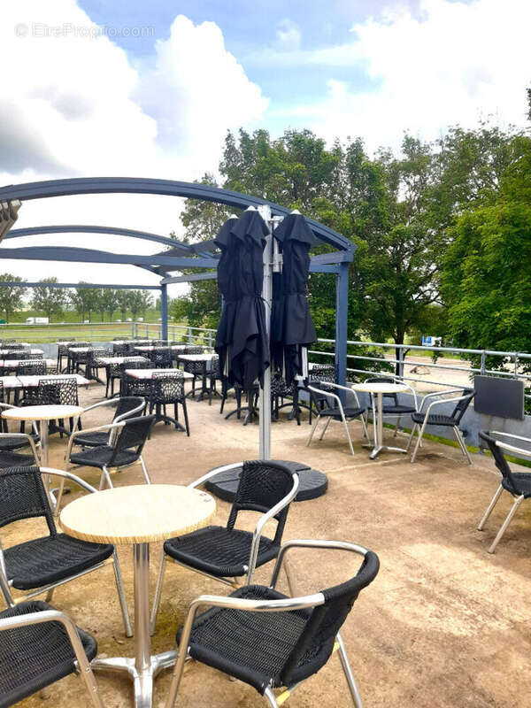 Commerce à LESMENILS