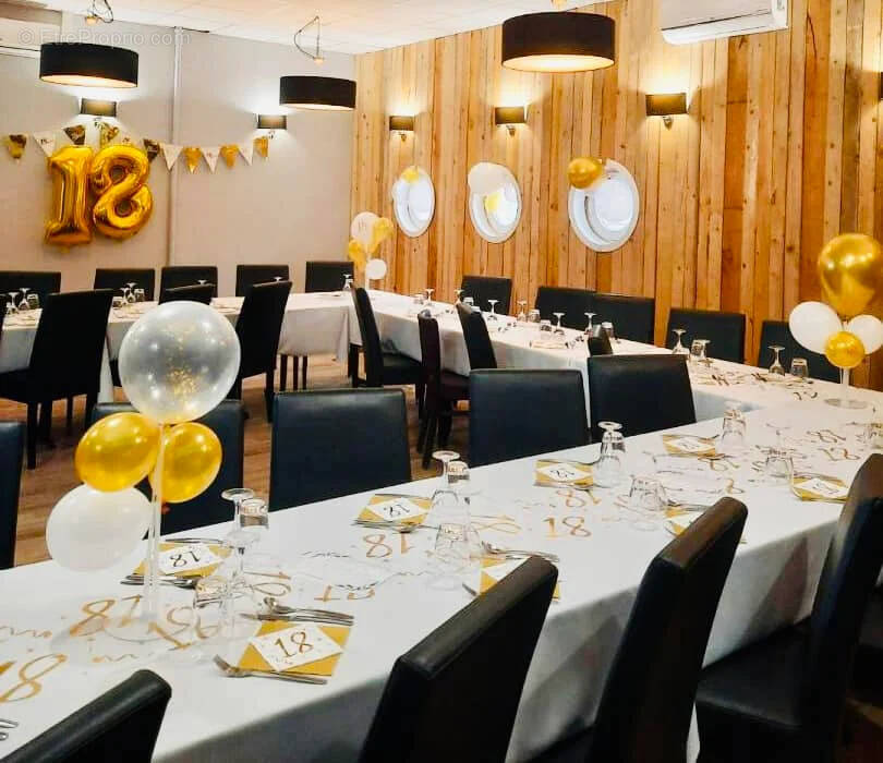 Commerce à LESMENILS