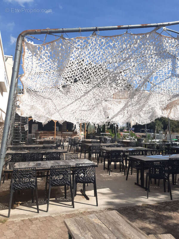 Commerce à LESMENILS