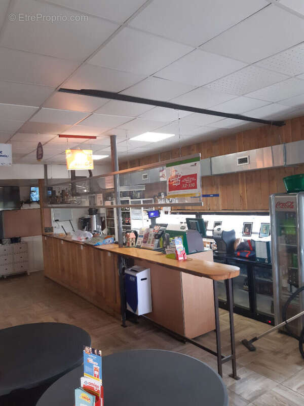 Commerce à LESMENILS