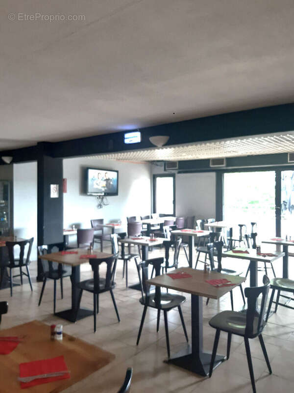 Commerce à LESMENILS