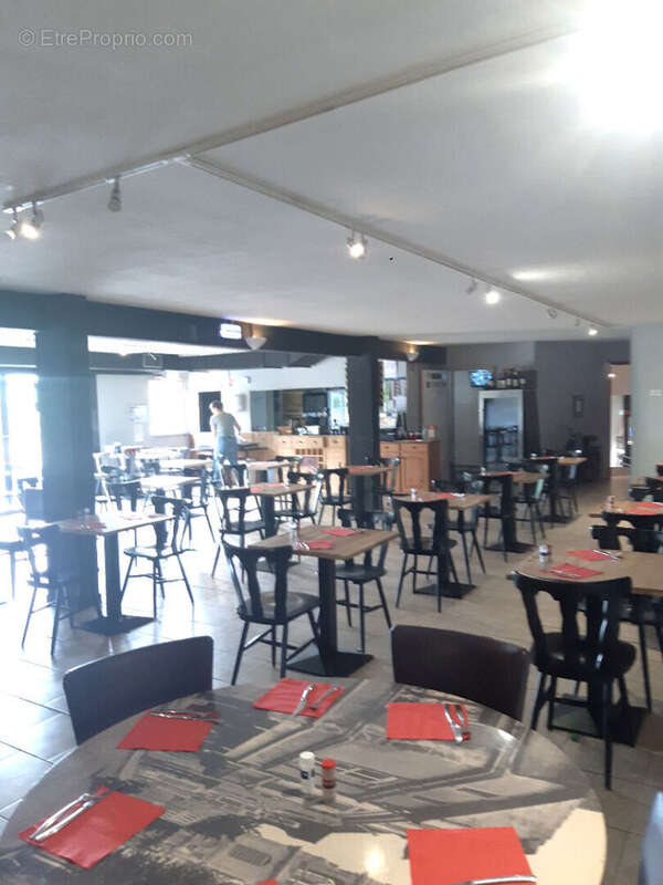 Commerce à LESMENILS