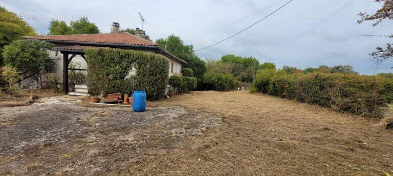 Jardin avant de la maison  - Maison à LUZECH