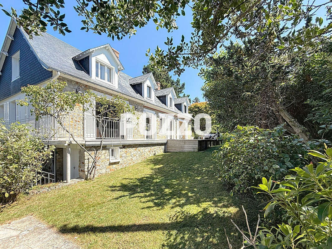 Maison à DONVILLE-LES-BAINS