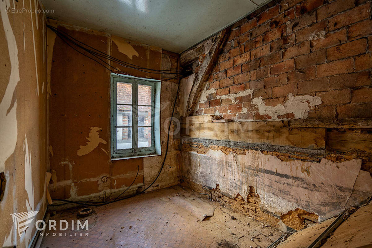 Commerce à SAINT-SAUVEUR-EN-PUISAYE