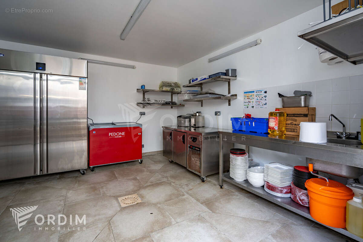 Commerce à SAINT-SAUVEUR-EN-PUISAYE