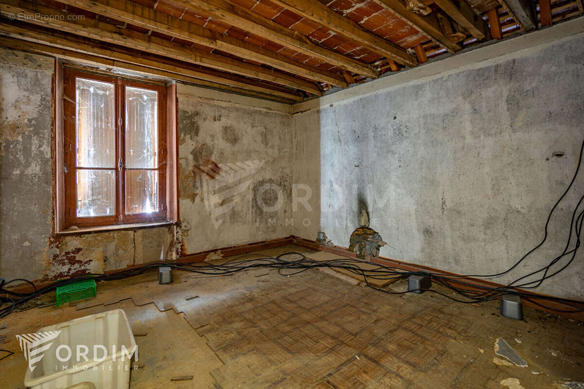 Commerce à SAINT-SAUVEUR-EN-PUISAYE