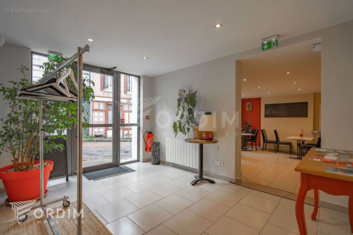 Commerce à SAINT-SAUVEUR-EN-PUISAYE