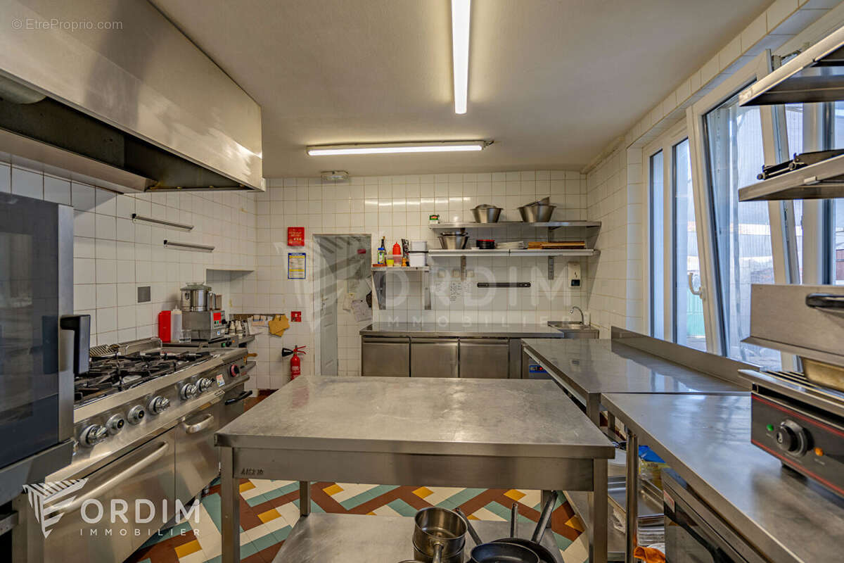 Commerce à SAINT-SAUVEUR-EN-PUISAYE