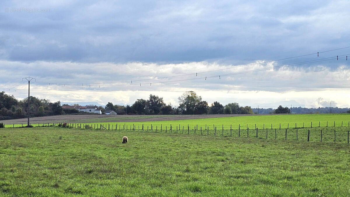 Terrain à SAINT-CLAIR-DE-LA-TOUR