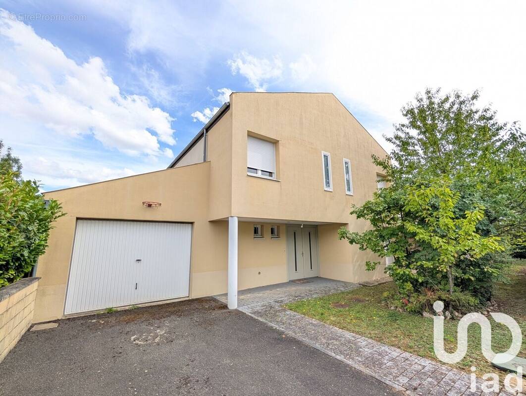 Photo 1 - Maison à LUSSAC-LES-CHATEAUX