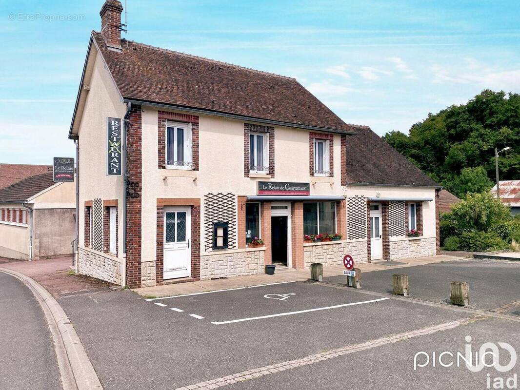 Photo 1 - Commerce à FERRIERES-EN-GATINAIS