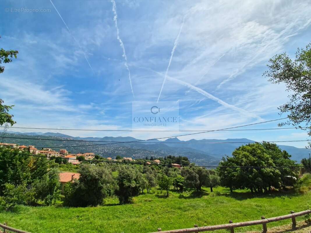 Terrain à CHATEAUNEUF-VILLEVIEILLE