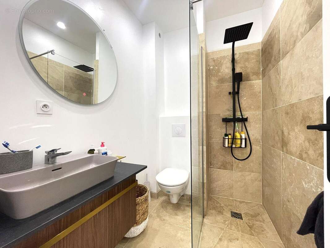 Salle d&#039;eau - centre ville Nîmes - Appartement à NIMES