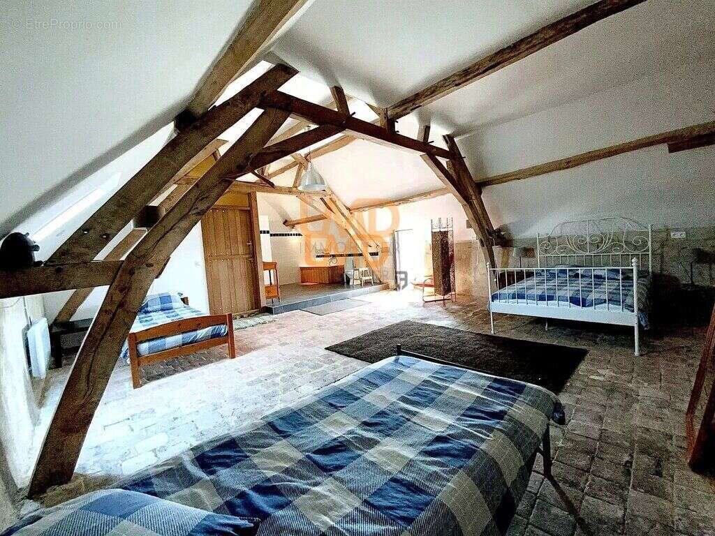 Maison à AZAY-LE-FERRON