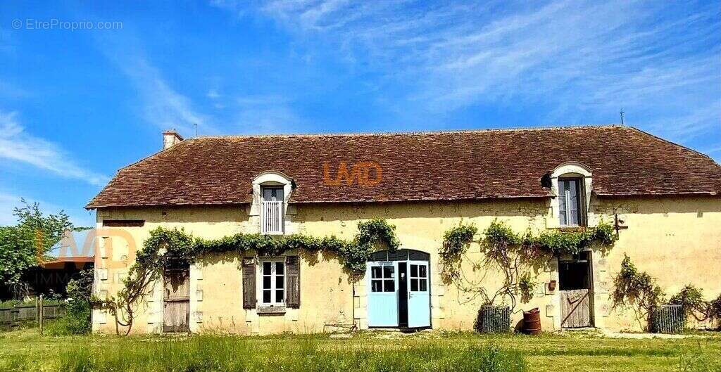 Maison à AZAY-LE-FERRON