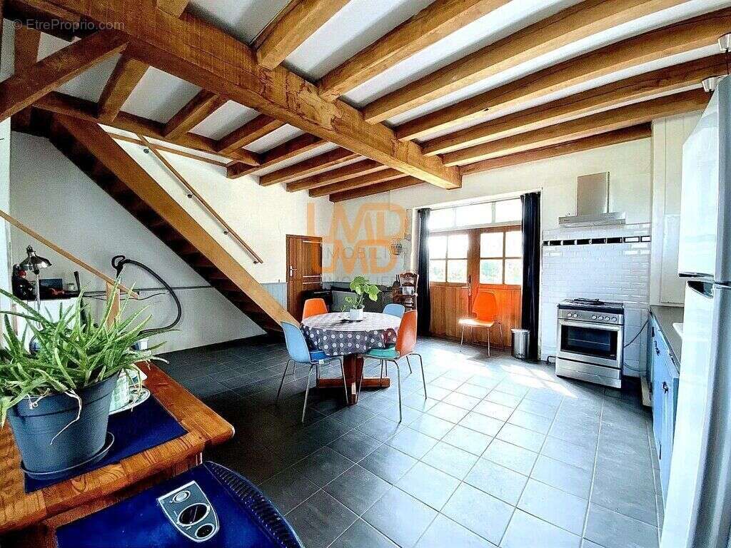 Maison à AZAY-LE-FERRON