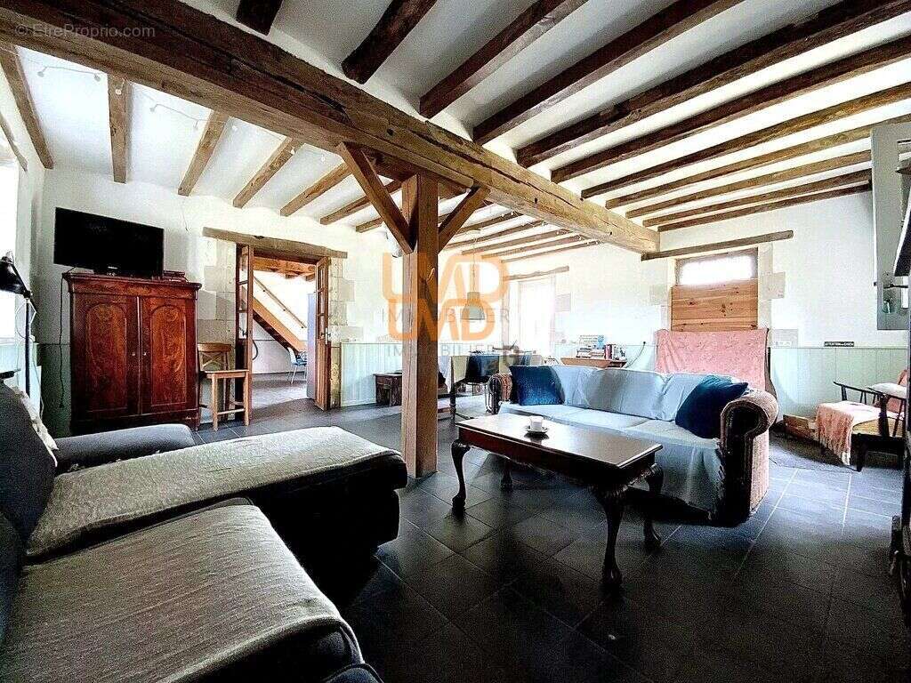 Maison à AZAY-LE-FERRON