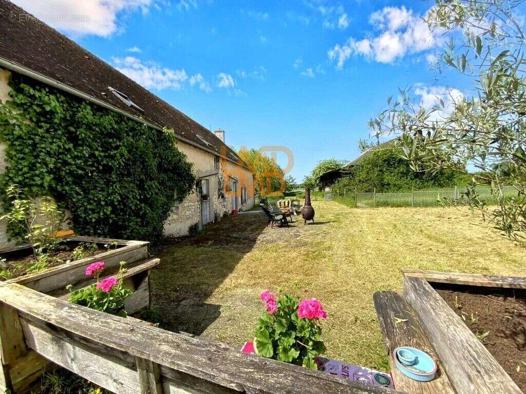 Maison à AZAY-LE-FERRON