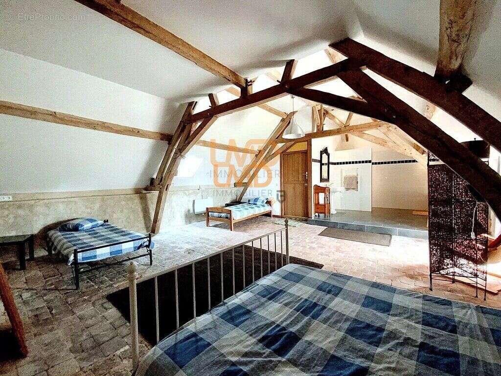 Maison à AZAY-LE-FERRON