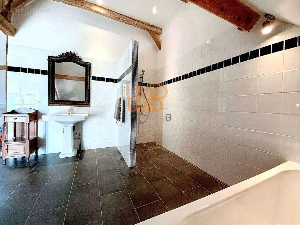 Maison à AZAY-LE-FERRON