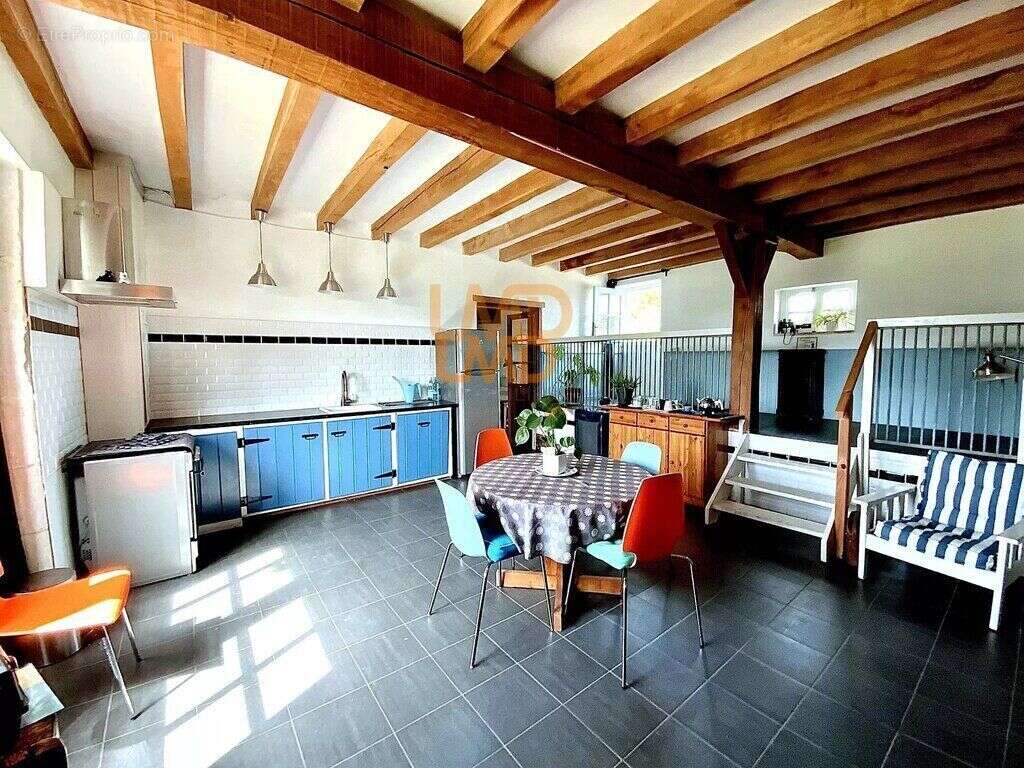 Maison à AZAY-LE-FERRON