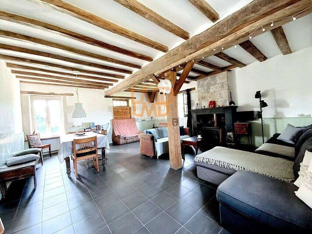 Maison à AZAY-LE-FERRON