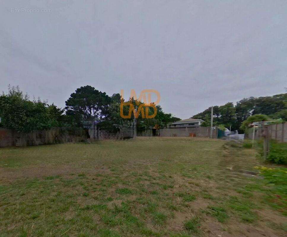 Terrain à SAINT-MICHEL-CHEF-CHEF