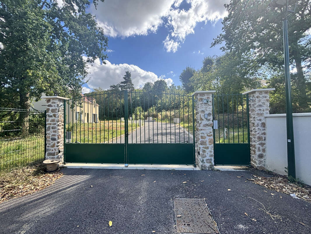 Terrain à MONTFORT-L&#039;AMAURY