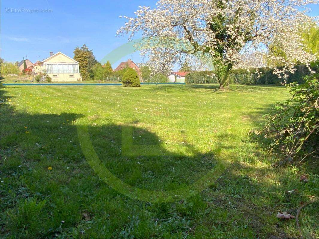 Terrain à NEUVILLE-SAINT-REMY