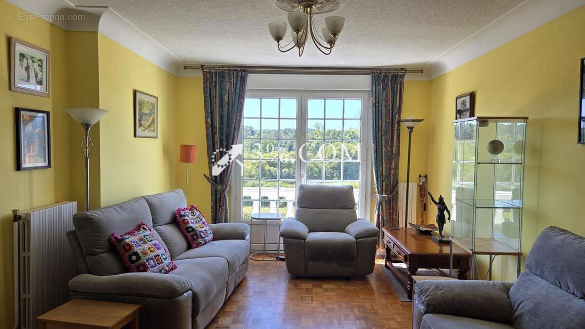 Maison à SAINT-JACUT-LES-PINS