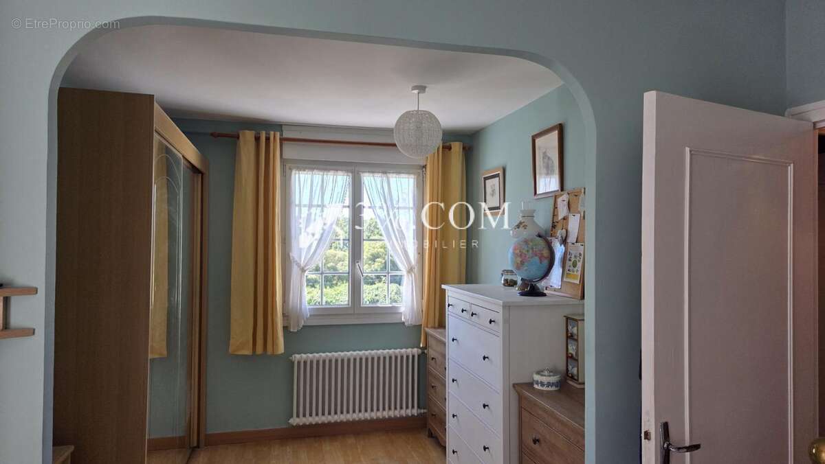 Maison à SAINT-JACUT-LES-PINS