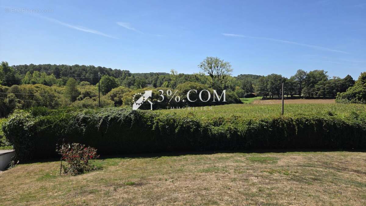 Maison à SAINT-JACUT-LES-PINS