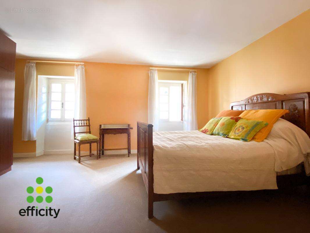 Maison à CRESSIN-ROCHEFORT