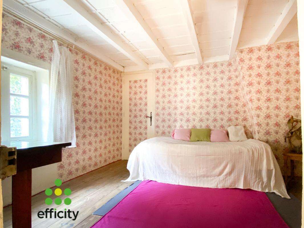 Maison à CRESSIN-ROCHEFORT