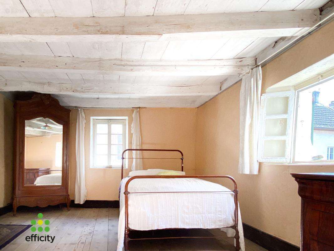 Maison à CRESSIN-ROCHEFORT