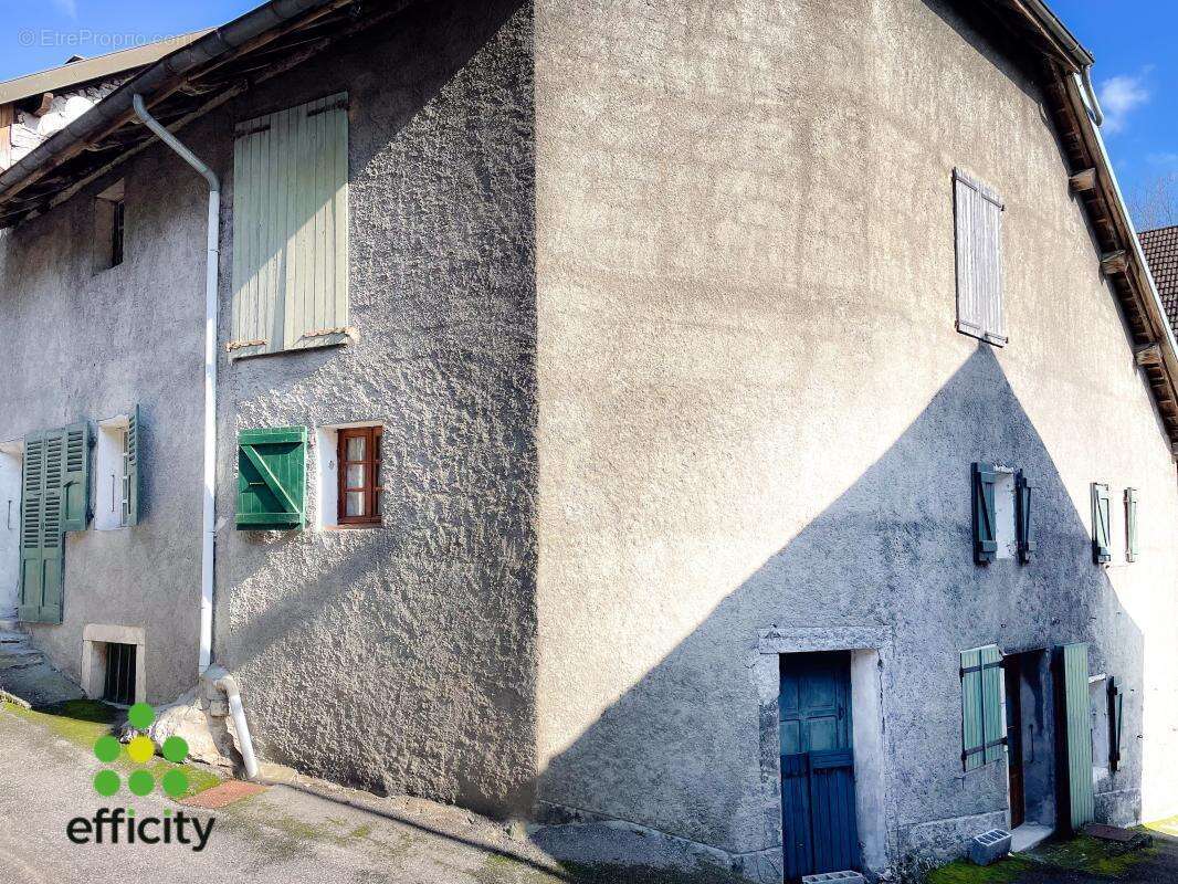 Maison à CRESSIN-ROCHEFORT