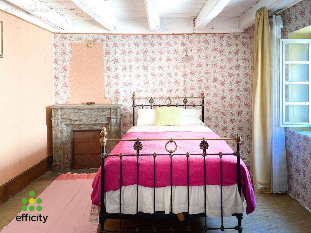 Maison à CRESSIN-ROCHEFORT