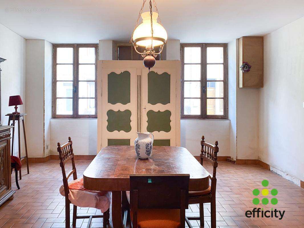 Maison à CRESSIN-ROCHEFORT