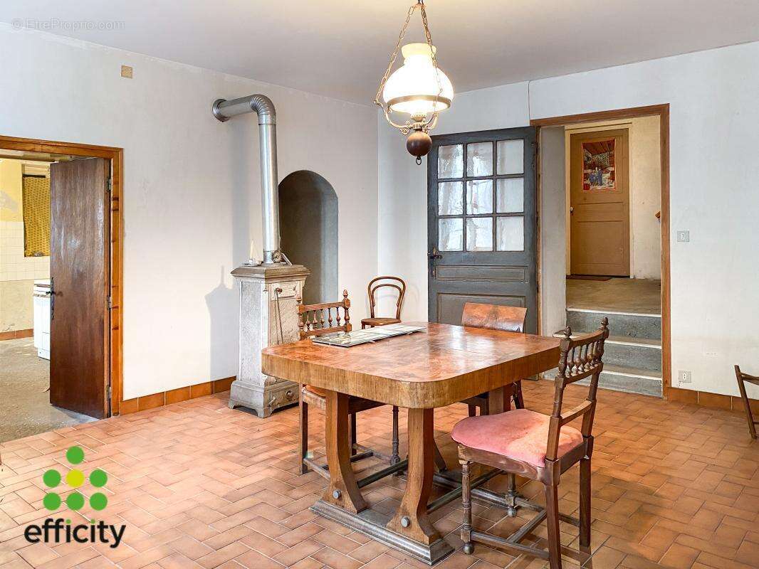 Maison à CRESSIN-ROCHEFORT