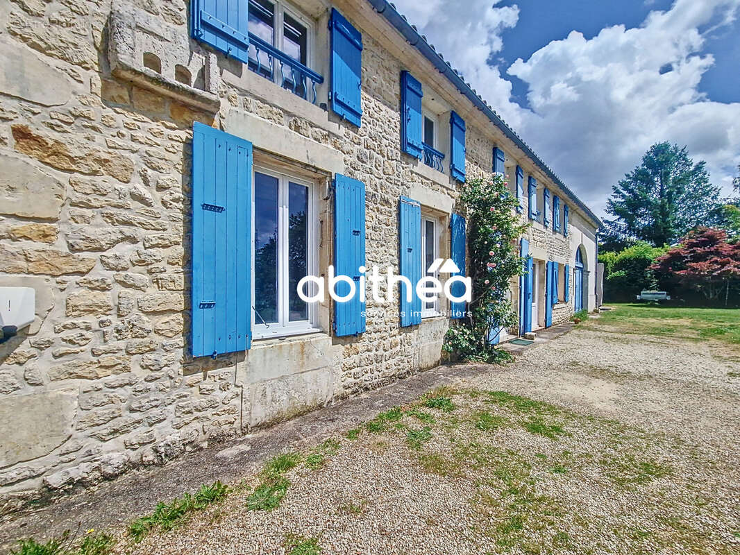 Maison à SAINT-GENIS-DE-SAINTONGE