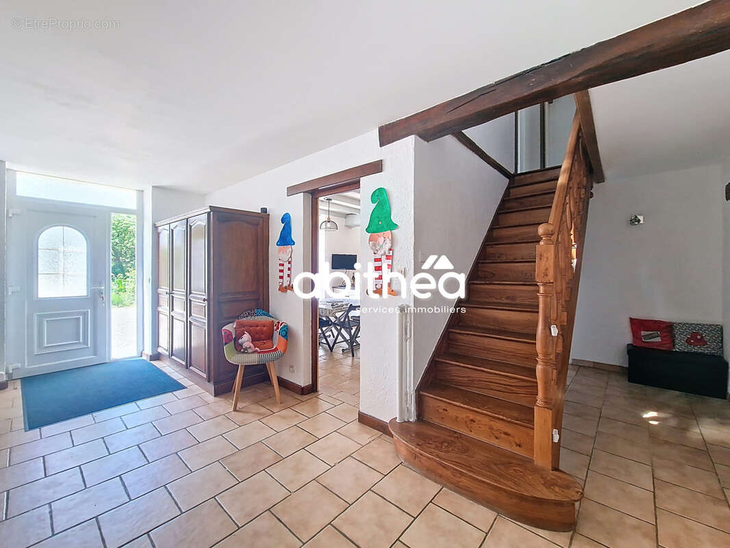 Maison à SAINT-GENIS-DE-SAINTONGE