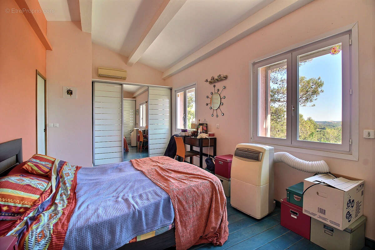 Maison à SAINT-CLEMENT-DE-RIVIERE