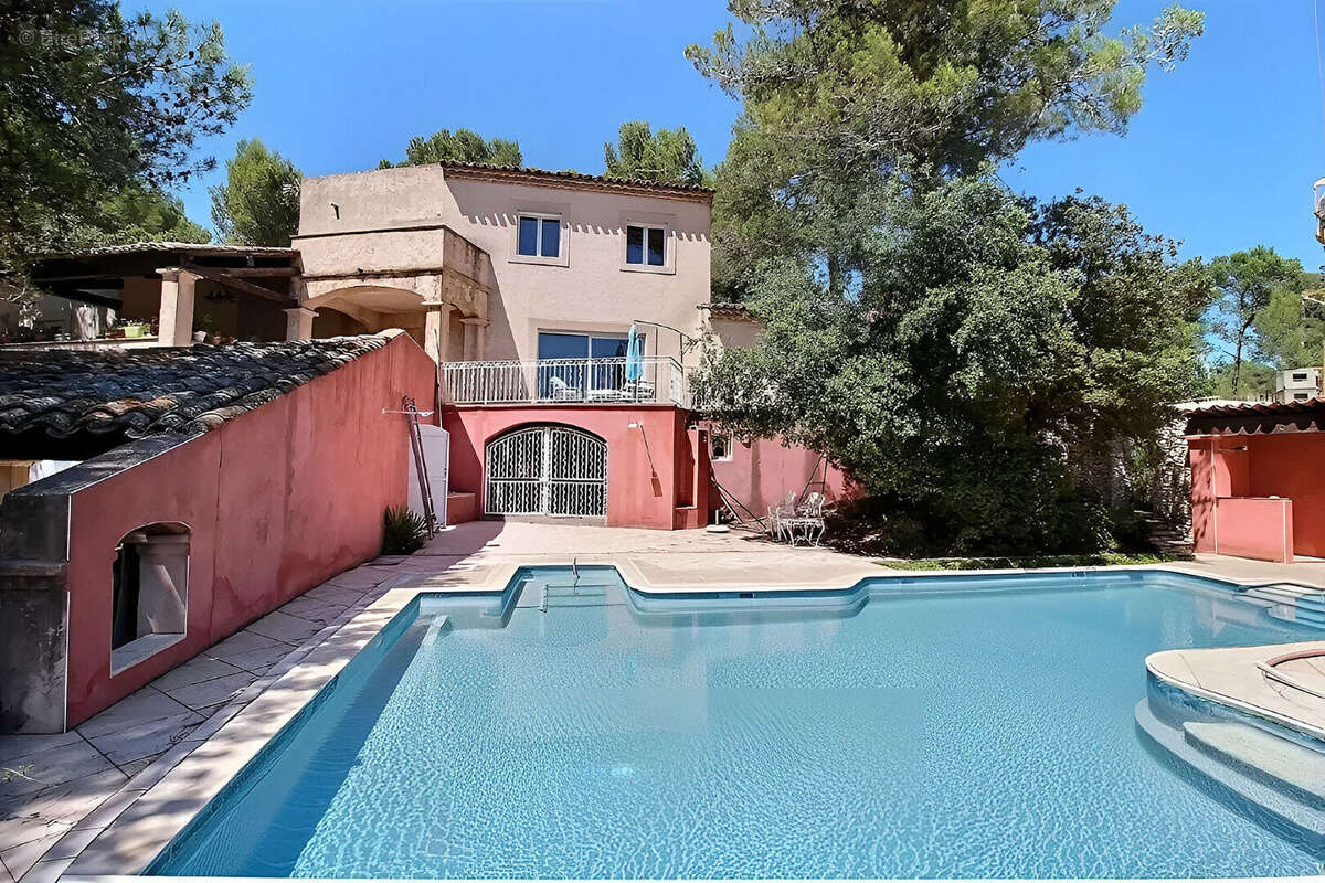 Maison à SAINT-CLEMENT-DE-RIVIERE